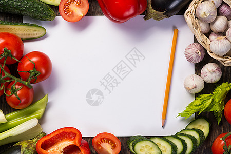 铺在纸页周围的蔬菜桌子餐厅美食框架食谱铅笔厨房食物勺子茄子图片