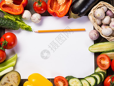 铺在纸页周围的蔬菜饮食厨房木头教科书草本植物茄子食物卡片铅笔笔记图片