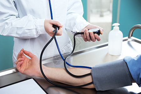 测量血压护士两个人身体测试女子检查双手医生压力医学图片