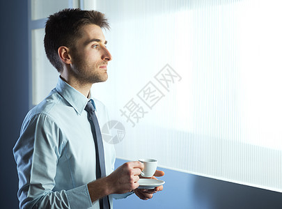 咖啡休息时间男性领带人士商务热饮思维杯子窗户沉思美容图片