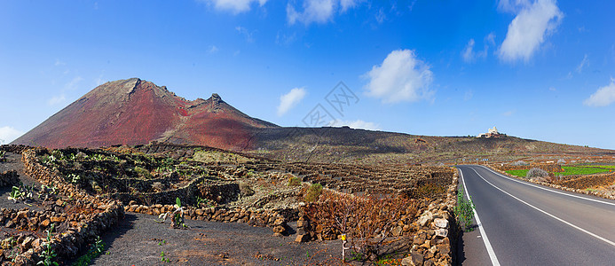 开车在兰萨罗特 看速度运动爬坡山脉地平线沥青运输火山基础设施女性图片