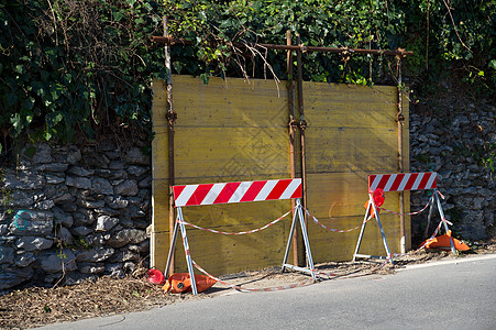 墙壁木板路标城市街道危险磁带障碍红色黄色石头图片