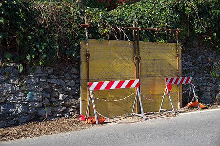 墙壁城市黄色障碍木板街道路标危险磁带石头工作图片