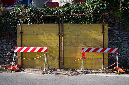 墙壁工作障碍街道红色路标石头黄色磁带城市危险图片