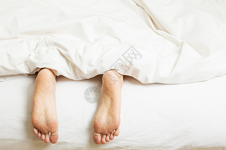 两脚在床上白色羽绒被寝具枕头皮肤午休脚趾阳光身体卧室图片