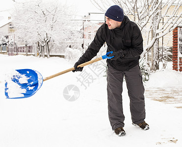 除雪院子街道降雪人行道栅栏风暴季节男人工作工具图片