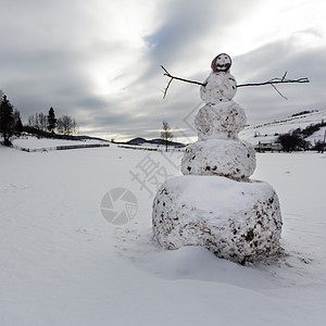 一个大雪人冻结男人雪花数字围巾天空乐趣雪人季节场景图片