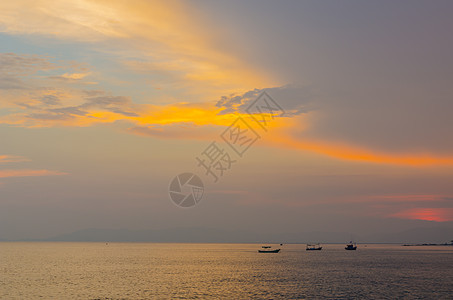 小渔船在海湾附近停靠季节阴影运输海岸线天空橙子海景支撑环境海岸图片