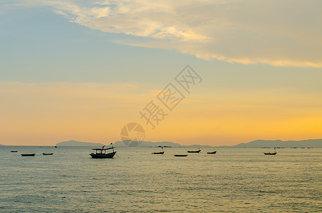 小渔船在海湾附近停靠场景天空季节海岸环境橙子钓鱼阴影运输天际图片