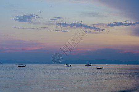 小渔船在海湾附近停靠海景海洋海岸线场景环境阳光日落天际钓鱼旅行图片