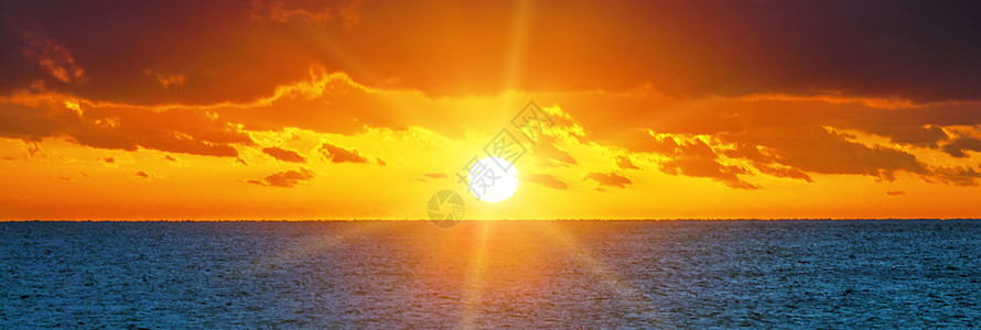 美丽的日落在海洋上晴天海岸线全景魔法天空中心天际海岸镜子太阳图片