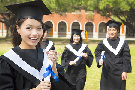 女大学毕业生 有同学和持有文凭的女大学生图片