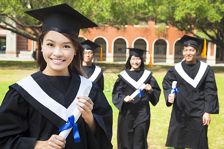 漂亮大学毕业生拥有同班同学的文凭图片