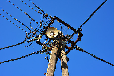 具有许多电线的老木电杆活力邮政金属工业白色电压电话天空桅杆基础设施图片