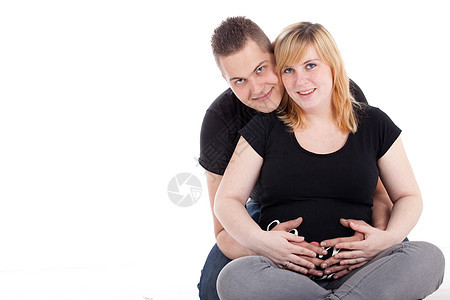 带复制空间的幸福怀孕夫妇图片