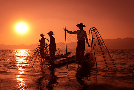 缅甸按网捕捞的传统渔网渔夫男人入口生活血管陷阱热带反射钓鱼太阳图片