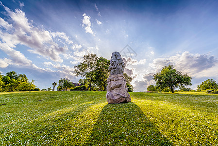公园里有石雕 被射向太阳图片