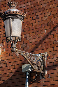 石墙上的街道灯光 西班牙照明辉光灯笼灯泡玻璃力量艺术邮政蓝色灯柱图片