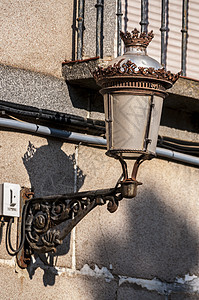 石墙上的街道灯光 西班牙蓝色照明城市金属灯泡玻璃路灯邮政艺术灯笼图片