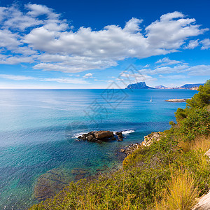 从阿利坎特的莫拉伊拉Moraira 看到的卡白鱼Ifach Penon旅行蓝色景点旅游假期村庄海岸线地标反射海滩图片