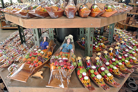 在泰国浮动市场上的纪念品女士运河食物蔬菜情调水果贸易文化热带异国图片