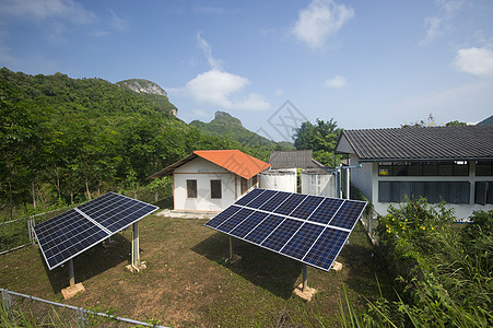 太阳能房子向泰国农村地区提供电力的太阳能电池板天空乡村建筑活力房子阳光控制板细胞力量技术背景