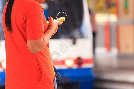使用电话的妇女运输车站驾驶民众男人成人城市旅行技术女士图片
