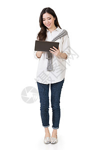 使用垫子的有吸引力的亚洲年轻妇女手指互联网展示屏幕软垫技术笔记本闲暇电脑女士图片