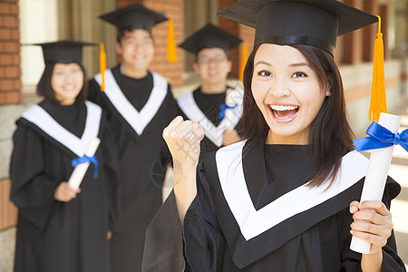 持有文凭并拳打拳头的年轻青年大学毕业生图片