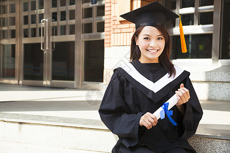 校园中持有文凭的漂亮大专女大学生图片