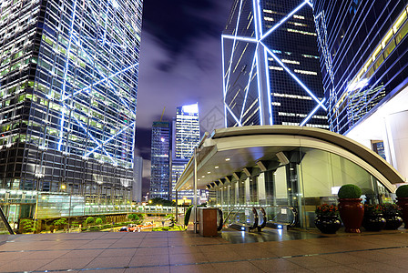 晚上在香港城市蓝色途径商业场景建筑学天际天空摩天大楼办公室图片