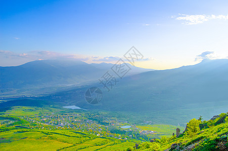 美丽的山地 阳光照耀爬坡草地天气农村土地环境旅游农业地平线天空图片