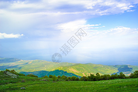 美丽的山地 阳光照耀场景旅行蓝色木头季节旅游晴天爬坡森林农村图片