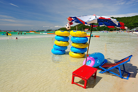 沙滩上的甲板椅子 在泰国港 巴塔亚日光浴晴天支撑旅游巡航孤独躺椅闲暇晒黑假期图片