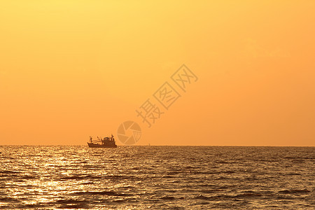 日出时的渔民船图片