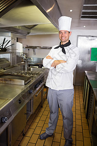 在厨房里 用手跨过厨房的手微笑男性烹饪制服工作双手双臂帽子男人职业厨师白人餐厅图片