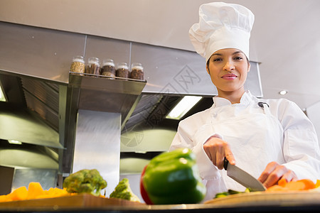 女厨师在厨房切菜围裙制服白人食物混血女性职业工作餐厅菜板图片
