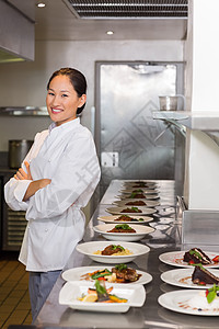 自信的女厨师 除了在厨房排成一排做饭外图片