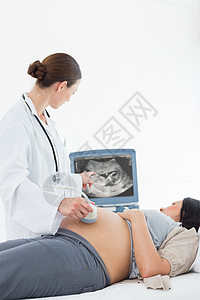 医生对孕妇进行超声波检查检查技术腹部护理专家保健器材监视器考试服务图片