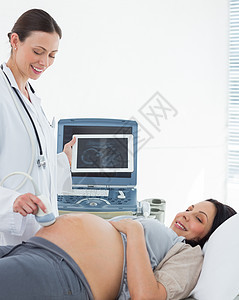 医生对孕妇进行超声波检查超声波扫描专家肚子病人保健检查腹部女性技术图片