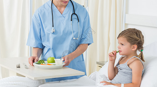 医生为生病的女童提供早餐女孩女性卫生照顾从业者诊所桌子疾病病房病人图片