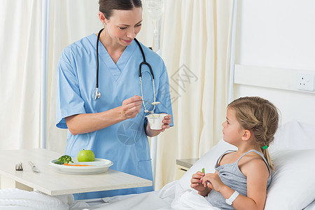 医生为生病女孩提供膳食图片