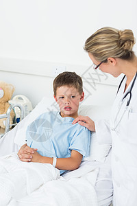 医生在医院安慰小男孩的图片