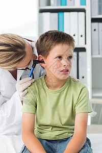 由女医生检查的男孩耳朵恢复治疗医务室女性保健医院服务儿科专家图片