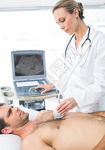 心脏病学家给病人心脏超声波图片