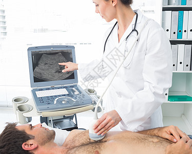 对男性病人使用声波图的心脏病医生图片