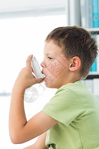 在医院使用哮喘吸入器的男孩图片