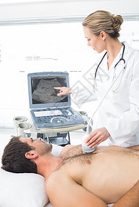 医生对男性病人使用声波图扫描医院器材超声波技术胸部卫生服务考场女性图片