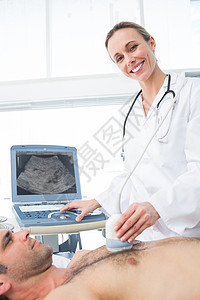 对男性病人进行超声波扫描的医生图片