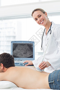 医生在病人背部进行超声波扫描图片